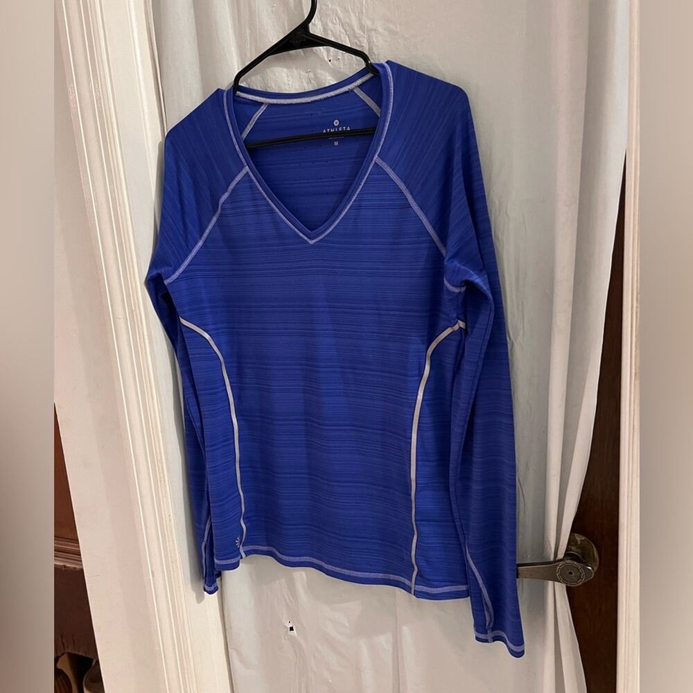 Athleta blue zinger top v neck vent holes on back size m